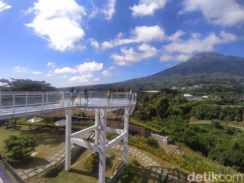 Sigandul View menyuguhkan pemandangan alam di antaranya deretan pengunungan, Temanggung, Senin (30/5/2022).