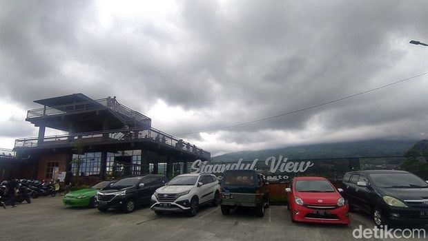 Sigandul View menyuguhkan pemandangan alam di antaranya deretan pengunungan, Temanggung, Senin (30/5/2022).