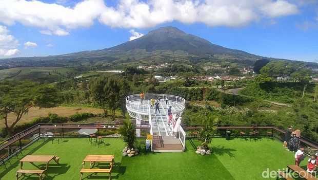 Sigandul View menyuguhkan pemandangan alam di antaranya deretan pengunungan, Temanggung, Senin (30/5/2022).