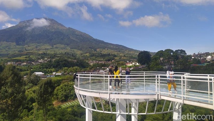 Sigandul View menyuguhkan pemandangan alam di antaranya deretan pengunungan, Temanggung, Senin (30/5/2022).