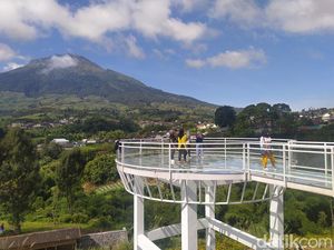 Selfie di Jembatan Kaca Berlatarkan Gunung di Sigandul View