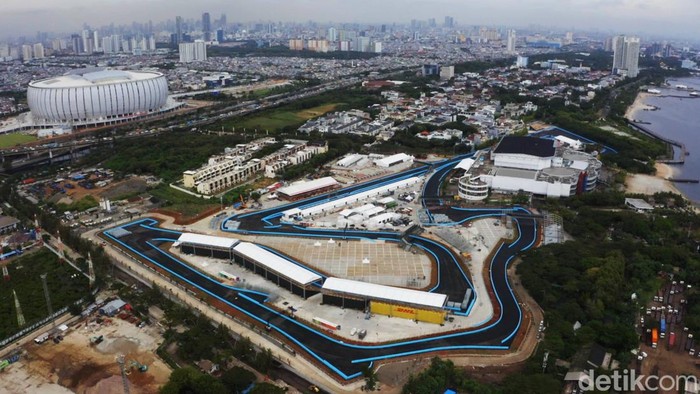 Dalam foto yang dipotret pada tanggal 25 Mei 2022, terlihat sejumlah pekerja beraktivitas di area Sirkuit Formula E, Jakarta.