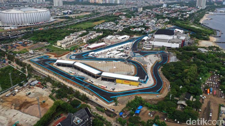 Sirkuit Formula E Dalam foto yang dipotret pada tanggal 25 Mei 2022, terlihat sejumlah pekerja beraktivitas di area Sirkuit Formula E, Jakarta.