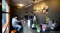 Rio pemilik Monday Morning turut bekerja sebagai barista di kedai kopi ini.