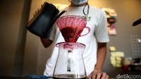 Bagi para pecinta kopi, bisa datang langsung ke Monday Morning untuk mendapatkan pengalaman yang berbeda dalam menikmati kopi dengan teknik menyeduh manual.