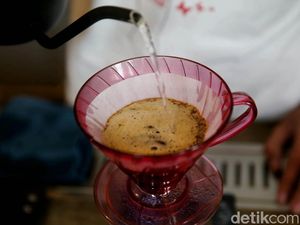 Menyeruput Hangatnya Kopi Manual Brew di Monday Morning Bintaro