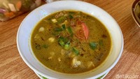 Rasanya gurih dan asin kuahnya sangat pas. Urat sengkelnya pun terasa lembut. Rupanya urat sengkel itu dimasak hingga 3 sampai 4 jam. Foto: detikfood
