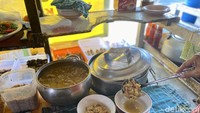 Soto Mang Nean ini dikenal legendaris. Warungnya sudah ada sejak tahun 1980. Sesuai namanya, warung soto ini pertama kali dirintis oleh Mang Nean. Foto: detikfood