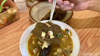 Selain itu, juga bisa dilengkapi dengan aneka topping berupa paru, limpa, lidah, daging, sumsum, otak dan telur puyuh. Semua topping tersebut disajikan dengan tusukan seperti sate. Foto: detikfood