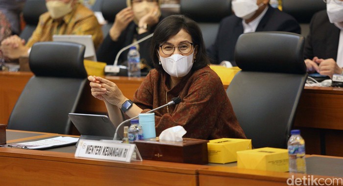 Menkue Sri Mulyani mengikuti rapat kerja dengan Badan Anggaran DPR RI, Selasa (31/5). Sri Mulyani jelaskan percepatan pembangunan infrastrukur dalam APBN 2023.