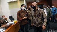 Sri Mulyani berbincang dengan pimpinan DPR.