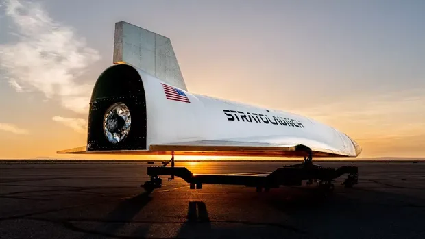 Stratolaunch Roc disiapkan untuk melakukan uji penerbangan dengan mengangkut kendaraan hipersonik.