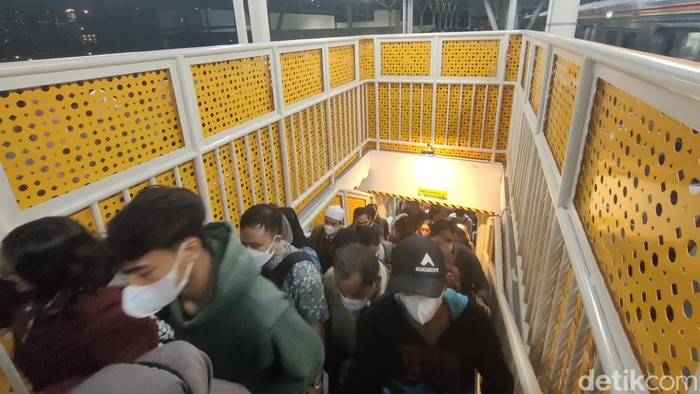 Suasana Stasiun Manggarai pukul 19.05 WIB.