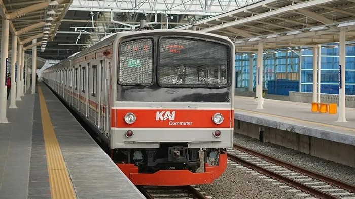 Switch Over adalah aturan baru yang diterapkan oleh PT KAI Commuter. Kebijakan switch over ini berpengaruh pada perubahan rute KRL Jabodetabek.