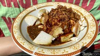 Area makannya juga tidak terlalu luas, hanya ada dua meja dan beberapa kursi. Kepada detikcom (29/05) Edo mengatakan bahwa ia sudah berjualan sejak tahun 2.000. Foto: detikFood/Yenny Mustika Sari