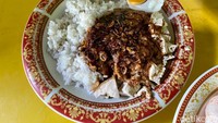 Ada dua varian menu yang ditawarkan, yakni tahu bumbu yang disajikan dengan ketupat dan ada pula yang disajikan dengan ketupat. Kedua varian ini sama-sama dibanderol Rp 14.000. Foto: detikFood/Yenny Mustika Sari