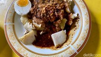 Selintas tampilannya mirip nasi lengko Cirebon. Hanya saja tak memakai timun dan tempe. Porsinya cukup mengenyangkan untuk sarapan. Foto: detikFood/Yenny Mustika Sari