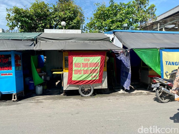 Tahu Bumbu Sari Rasa Tahu Bumbu Sari Rasa Mang Edo berlokasi di Karawang Barat. Warung ini menawarkan tahu bumbu yang cocok untuk sarapan.