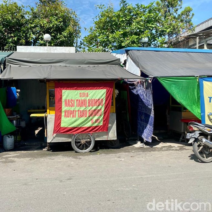 Tahu Bumbu Sari Rasa Mang Edo berlokasi di Karawang Barat. Warung ini menawarkan tahu bumbu yang cocok untuk sarapan.