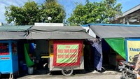 Sesuai dengan namanya, tahu bumbu merupakan kuliner khas Karawang berupa tahu yang disajikan dengan bumbu kacang. Kamu bisa menikmati di salah satu warung legendaris tahu bumbu. Foto: detikFood/Yenny Mustika Sari