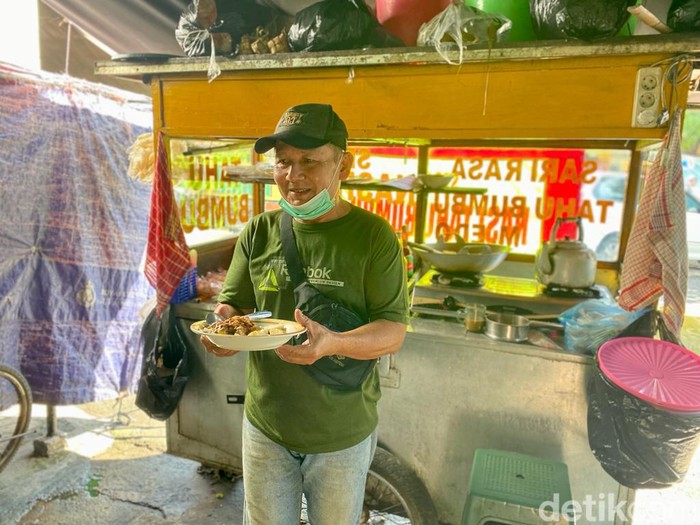 Tahu Bumbu Sari Rasa Tahu Bumbu Sari Rasa Mang Edo berlokasi di Karawang Barat. Warung ini menawarkan tahu bumbu yang cocok untuk sarapan.