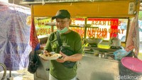 Bernama Tahu Bumbu Sari Rasa Mang Edo, yang berlokasi di Jalan Dewi Sartika, Nagasari, Karawang Barat. Warungnya sederhana, berupa gerobak beratap terpal Foto: detikFood/Yenny Mustika Sari