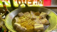 Siraman bumbu kacangnya juga terbilang royal. Ada rasa gurih kacang tanah yang digerus halus, jejak manis kecap manis dan lembut teksturnya. Foto: detikFood/Yenny Mustika Sari