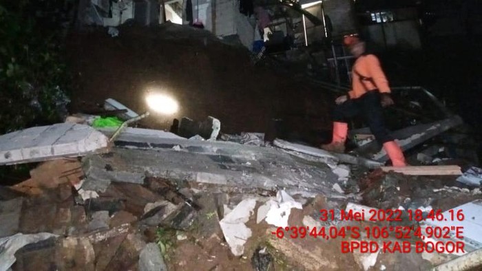 Tanah longsor di Megamendung, Kabupaten Bogor, tiga rumah terdampak