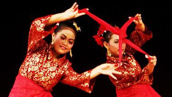 Tari serampang dua belas, tarian tradisional asal Sumatera Utara.