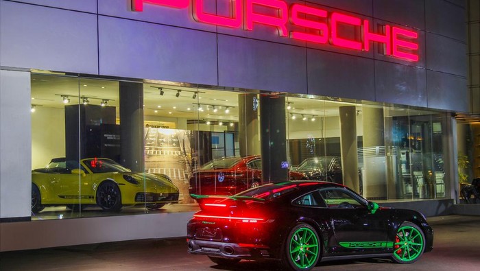Porsche merilis seri Porsche 911 paling mutakhir khusus untuk konsumen Indonesia. Dibuat khusus untuk pasar tanah air, Porsche 911 tersebut mengambil inspirasi dari cabai.