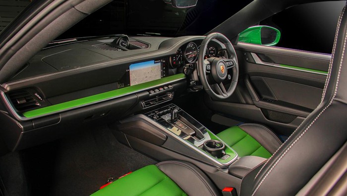 Porsche merilis seri Porsche 911 paling mutakhir khusus untuk konsumen Indonesia. Dibuat khusus untuk pasar tanah air, Porsche 911 tersebut mengambil inspirasi dari cabai.