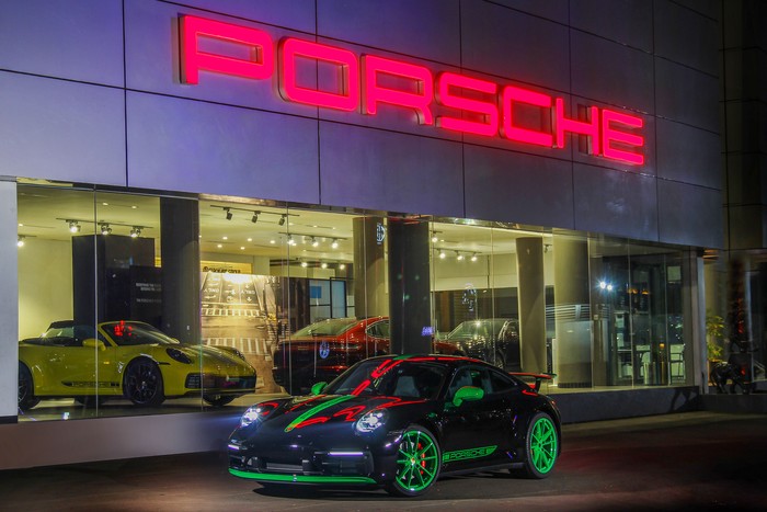 Porsche merilis seri Porsche 911 paling mutakhir khusus untuk konsumen Indonesia. Dibuat khusus untuk pasar tanah air, Porsche 911 tersebut mengambil inspirasi dari cabai.