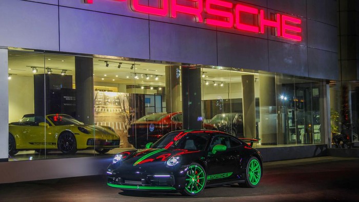 Porsche merilis seri Porsche 911 paling mutakhir khusus untuk konsumen Indonesia. Dibuat khusus untuk pasar tanah air, Porsche 911 tersebut mengambil inspirasi dari cabai.