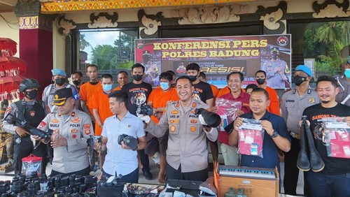Tersangka Gede Suparma (49) asal Kabupaten Tabanan, Bali spesialis Pembobol Vila di Kabupaten Badung saat dirilis di Mapolres Badung, Selasa (31/5/2022).