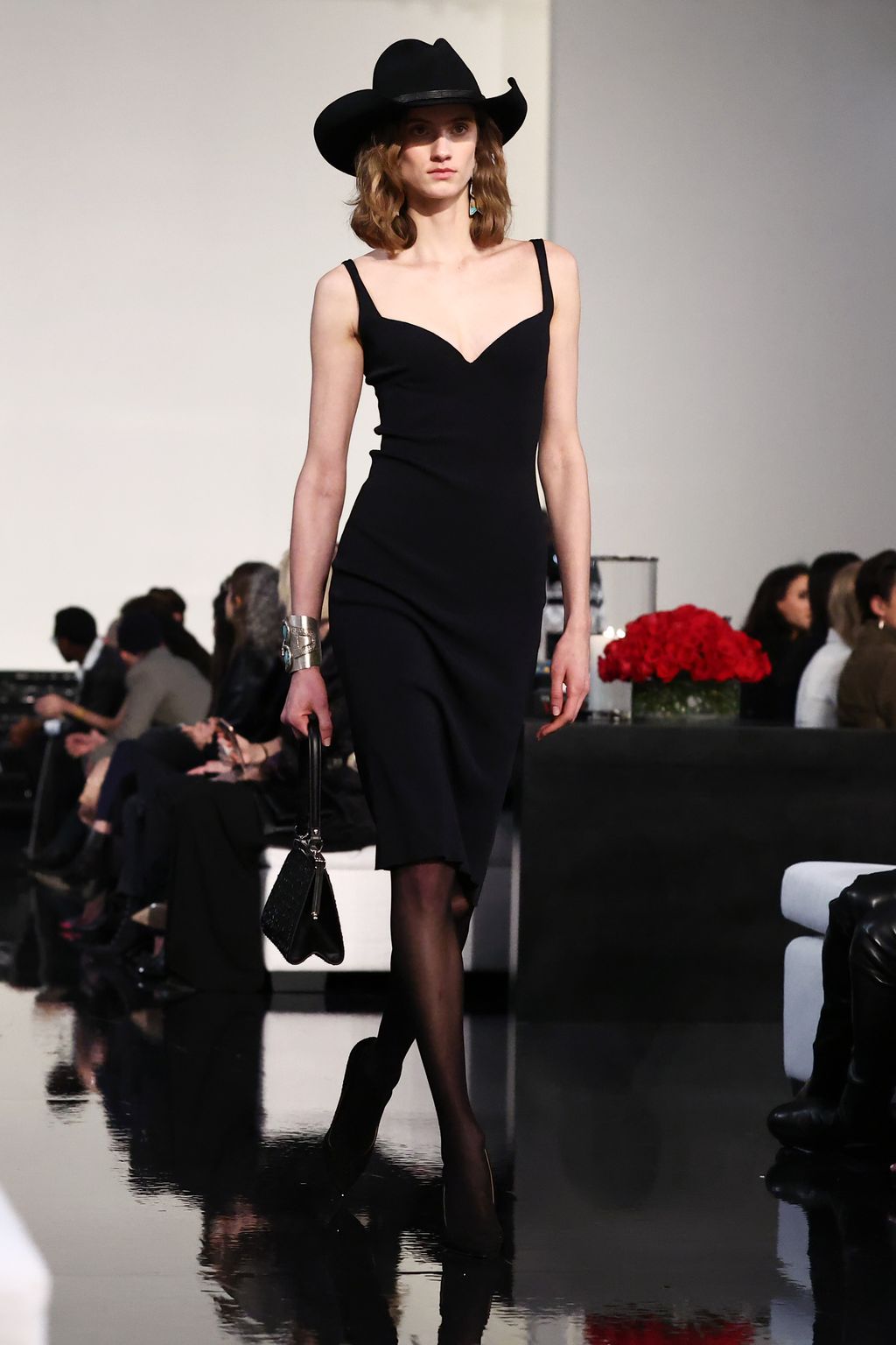 Tren Topi Koboi NEW YORK, NEW YORK - MARCH 22: A model walks the runway at the Ralph Lauren Fall 2022 Fashion Show at the Museum of Modern Art on March 22, 2022 in New York City. (Photo by Arturo Holmes/Getty Images)