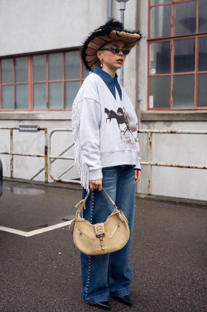 Tren Topi Koboi COPENHAGEN, DENMARK - FEBRUARY 03: Emma Fridsell wearing blue jeans, jumper with horses and brawn cowboy hat outside Jade Cropper in Copenhagen fashion week Autumn/Winter 2022 on February 03, 2022 in Copenhagen, Denmark. (Photo by Raimonda Kulikauskiene/Getty Images)