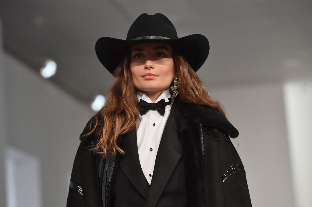 Tren Topi Koboi A model walks the runway at the Ralph Lauren Fall 2022 Collection show at the Museum of Modern Art on March 22, 2022 in New York City. (Photo by ANGELA WEISS / AFP) (Photo by ANGELA WEISS/AFP via Getty Images)