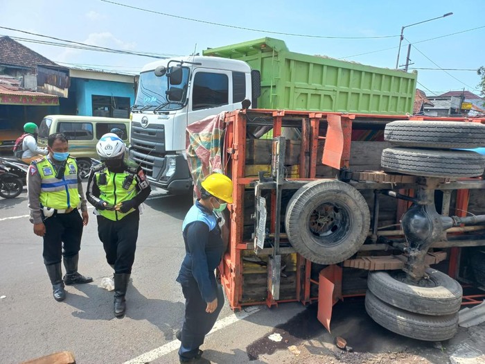 Truk oleng hingga terguling di Sidoarjo