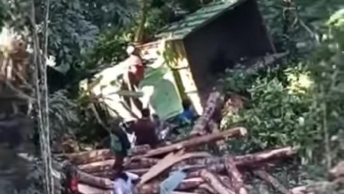 truk yang memuat kayu terperosok ke jurang