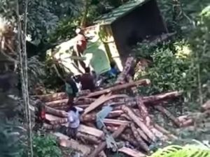 Truk Bawa Kayu Terperosok ke Jurang Sedalam 30 Meter di Karangasem