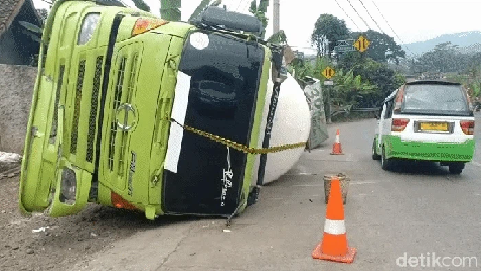Truk yang terguling menanti untuk dievakuasi di Jalan Nasional Sukabumi-Bogor