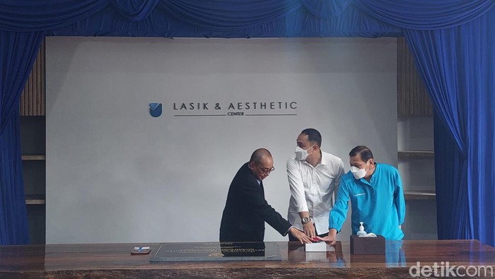 Wali Kota Surabaya Eri Cahyadi turut meresmikan gedung lasik dan aesthetic RS Mata Undaan