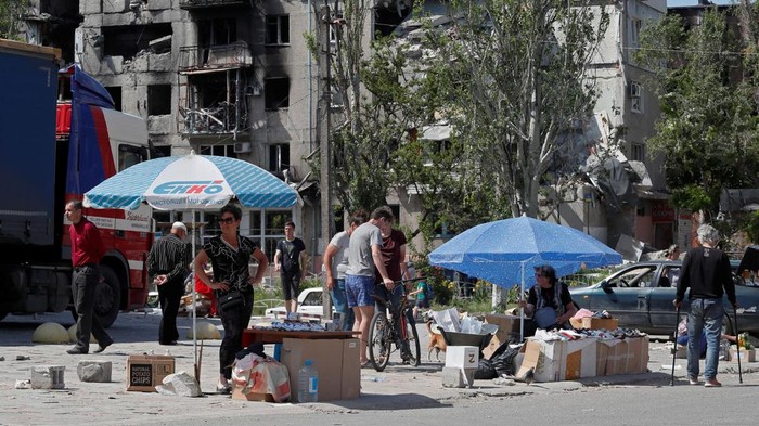 Street vendors sell goods during Ukraine-Russia conflict in the southern port city of Mariupol, Ukraine May 30, 2022. REUTERS/Alexander Ermochenko