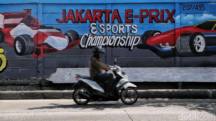 Warna-warni Mural Formula E Hiasi Sudut Kota Jakarta Mural bertema Formula E hiasi Jalan RE Martadinata, Tanjung Priok, Papanggo, dan Ancol. Mural itu dibuat untuk menyambut ajang balapan internasional Formula E.