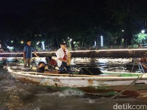 Romantisnya Berwisata Malam di Kalimas Diiringi Syahdunya Alunan Saksofon