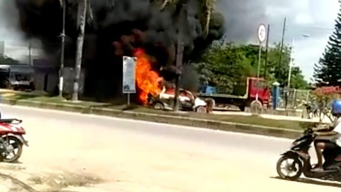 1 Unit mobil di Kendari terbakar hebat saat antre di SPBU (Dok. Istimewa)