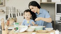 Alat makan dan alat dapur pilihan chef Devina juga tak jauh-jauh dari warna basic. Misalnya sutil dan tempat bumbu serba kayu dan alas piring tema rotan yang juga berwarna cokelat muda.