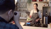Tampilan dapur yang keren dan rapi juga bisa dimanfaatkan untuk set photoshoot nih! Hal ini dibuktikan chef Devina saat tunjukkan serunya sesi pemotretan.