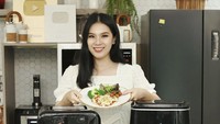 Penulis buku resep Indonesian Fusion Foods ini tentu saja melengkapi dapurnya dengan alat-alat keren. Salah satunya air fryer multifungsi berwarna hitam ini.