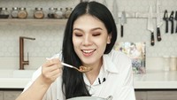 Tak ada banyak barang di dapur chef Devina karena ibu 3 anak ini menata barang-barangnya dengan seefisien mungkin. Seperti koleksi pisaunya yang digantung di dinding dan bumbu dapur dalam stoples-stoples kecil yang rapi.